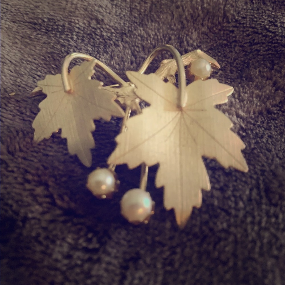 SOLD 1959 SARAH COVENTRY Goldtone Leaf & PEARL